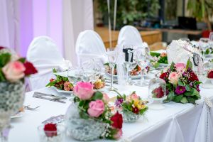 Tippek, milyen dekorációs elemeket használjunk esküvőn